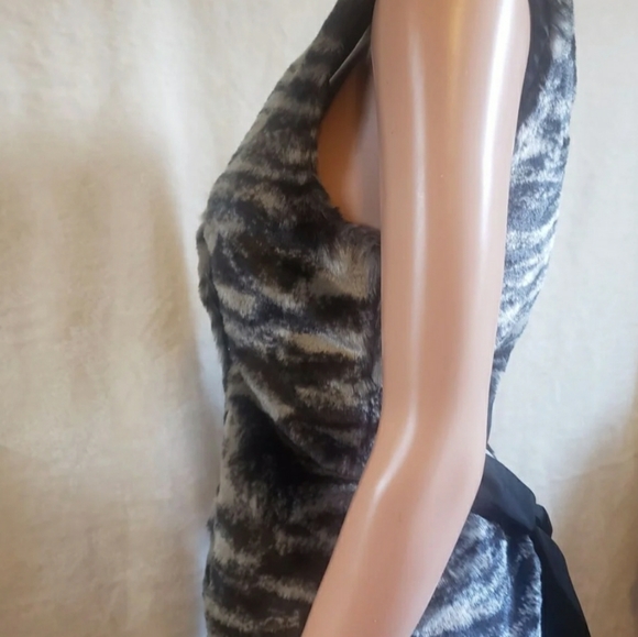 FOREVER 21 VEST WOMENS SZ4 FAUX FUR SILVER & BLUE VEST  ZEBRA INSPIRED PATTERN - Picture 4 of 10